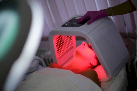 Traitement de l'Acné par Leds au Centre Médical Okapi à Pierrefeu-du-Var